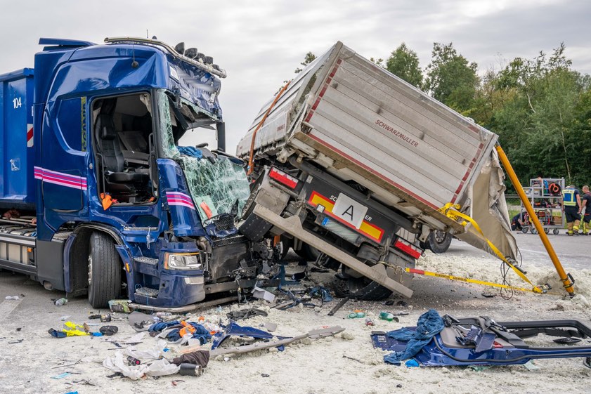 Verkehrsunfall: Abbiegende Kehrmaschine und auffahrenden LKW