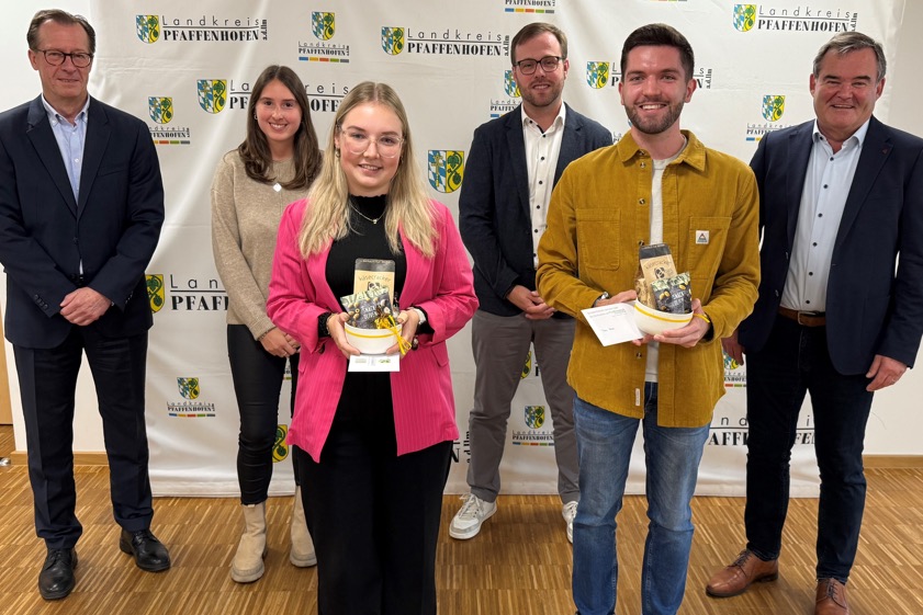 Vorne im Bild: Lea Nestler und Timo Pfab. Hinten, von rechts: Albert Gürtner, Christoph Ruppert, Sophia Fischer, Walter Reisinger. Foto: Spratter