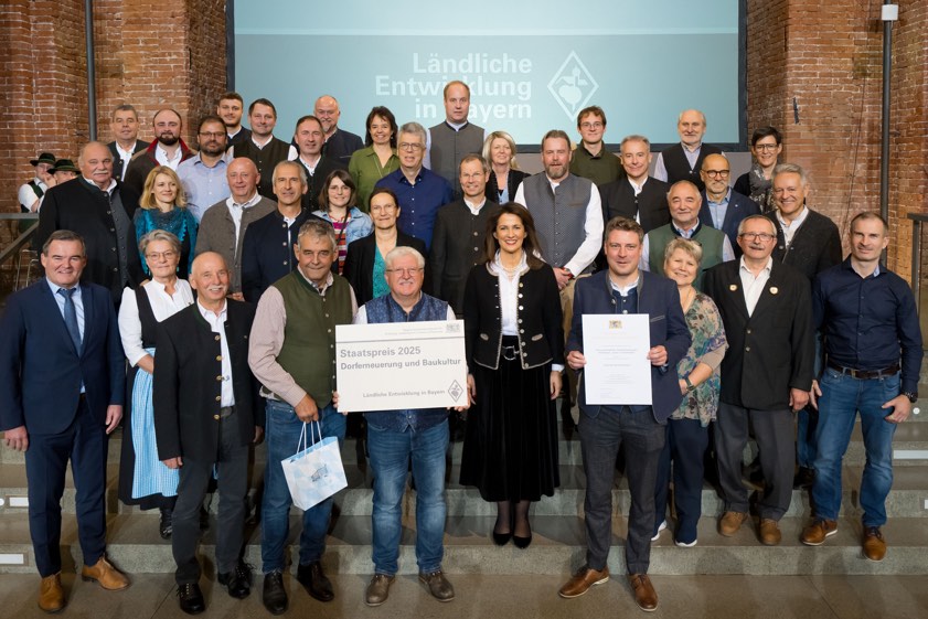 Die Preisträger vom "Dorfheim Fanni" mit Ministerin Michaela Kaniber, dem Reichertshausener Bürgermeister Benjamin Bertram-Pfister und dem Pfaffenhofener Landrat Albert Gürtner. Foto: T. Haase, StMELF