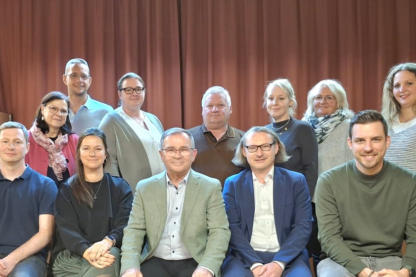 Die zwölf Gemeinderats-Kandidaten von "Ernsgaden Miteinander": Sebastian Franke (vorne, von links), Kathrin Dittmann, Listenführer und Bürgermeister-Kandidat Karl Huber, Stefan Hufnagel und Maximilian Pohle sowie Elke Dürr (hinten, von links), Michael Riedmeier, Melanie Kund, Thomas Kund, Kathrin Halbritter, Claudia Marx und Jenny Bökenkamp.