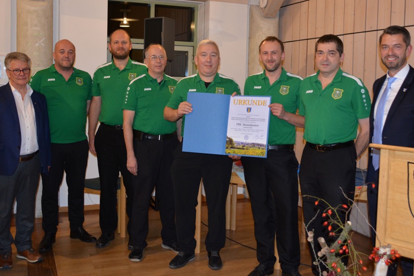 Die Erste Mannschaft des Pool-Billard-Clubs von Ilmmünster mit Bürgermeister Georg Ott (rechts) und Florian Weiß (links), dem Chef der Sport-Kommission des Landkreises. Das PBC-Team feierte im Jahr 2023 die Kreisliga-Meisterschaft sowie heuer die Bezirksliga-Meisterschaft und den Aufstieg in die Landesliga. Team-Mitglied Marco Lechner (Zweiter von links) wurde außerdem für seine Billard-Leistungen als Einzel-Sportler geehrt. Fotos: Gemeinde Ilmmünster
