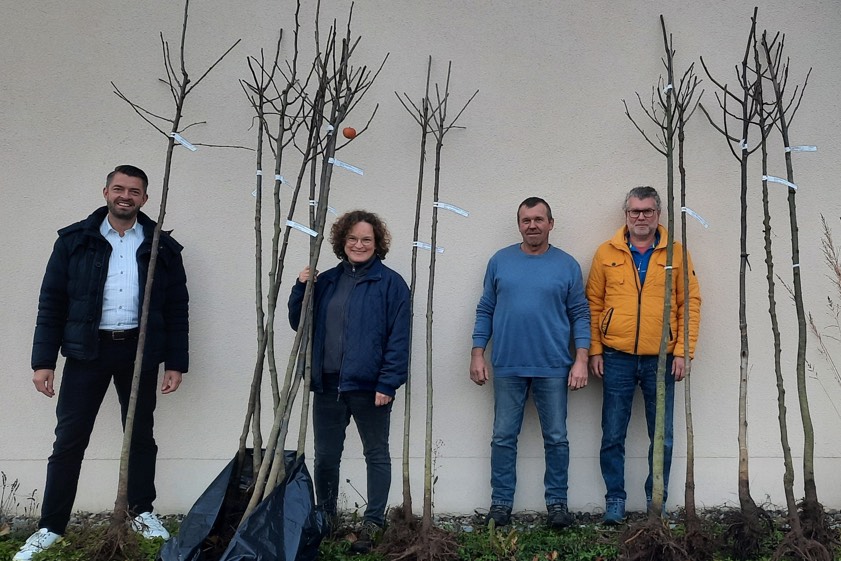 Zwei der neuen Obstbaum-Besitzer mit dem Ilmmünsterer Rathaus-Chef Georg Ott (links) und Vize-Bürgermeisterin Brigitte Wallner. Foto: Gemeinde Ilmmünster