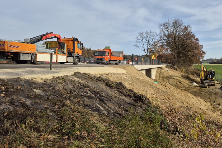"Momentan werden noch letzte Arbeiten erledigt", wurde heute erklärt. Ab dem morgigen Dienstag rolle der Verkehr wieder über die B16. Foto / Grafik: Leo Kebinger, Staatliches Bauamt Landshut