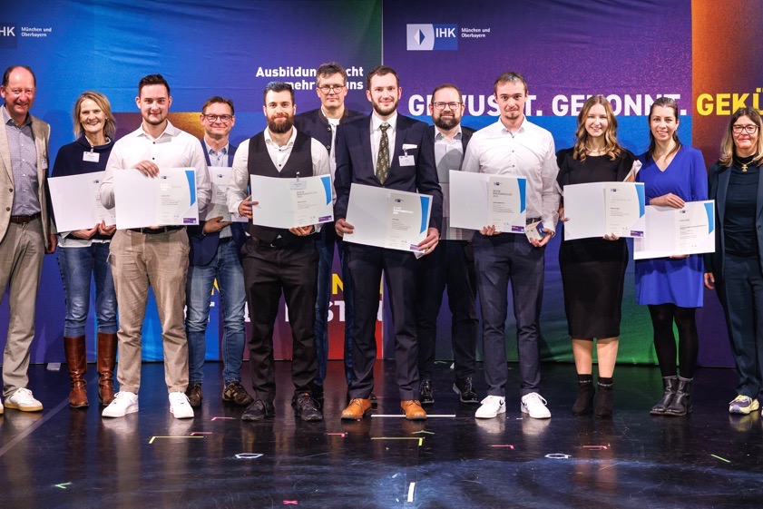 Martin Willner, der Vize-Vorsitzende des IHK-Regional-Ausschusses Ingolstadt (links), und Catherine Schrenk, die Leiterin der IHK-Geschäftsstelle in Ingolstadt (rechts), gratulieren Stefanie Mayr (Dritte von rechts), Lukas Leiter (Dritter von links), Jim Guld (Siebter von links), Jonas Handschuh (Vierter von rechts) und Niklas Humm (Fünfter von links). Foto: Matthias Balk, IHK München und Oberbayern