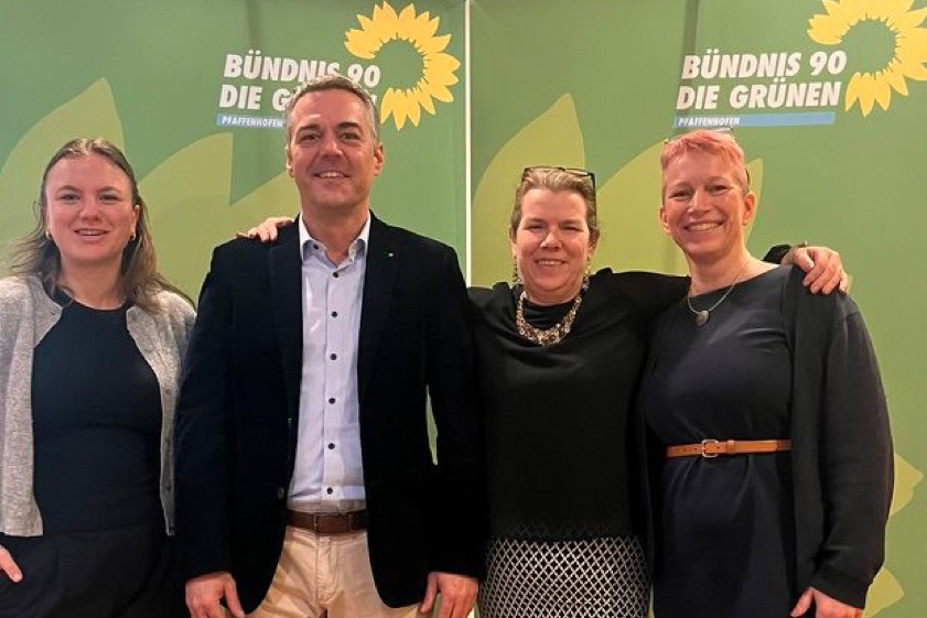 Bürgermeister Thomas Herker (SPD) mit Paula Stahl (von links), Kerstin Schnapp und Konny Haslbeck von den Grünen. Foto: oh
