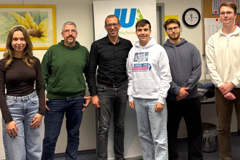 Einige der Stadtrats-Bewerber der "Jungen Union" um den Spitzen-Kandidaten Vedran Simatovic (Dritter von rechts) mit Markus Hartmann (Dritter von links), dem Bürgermeister-Kandidaten von CSU und JU. Foto: oh