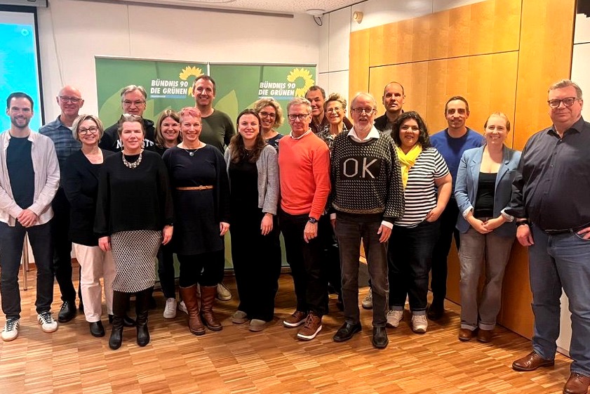Ein Teil der Stadtrats-Kandidaten der Grünen: Felix Schlinke (von links), Reno Wohlschläger, Barbara Heckler, Kerstin Schnapp, Thomas Heckler, Carina Schlinke, Konny Haslbeck, Fabian Nappenbach, Paula Stahl, Marion Lustig, Roland Dörfler, Richard Zeitler, Barbara Wohlschläger, Günter Helmbrecht, Quirin Schratt, Sabrina Capobianco, Georg Mayer, Ulrike Mayer, Christian Gieseke. Foto: oh