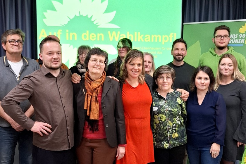 Bürgermeister-Kandidatin und Listenführerin Brigitta Winkelmann (vorne, Zweite von links) und Landrats-Kandidatin Bettina Markl (vorne, Dritte von links) mit einigen weiteren Gemeinderats-Bewerbern der Grünen in Baar-Ebenhausen Foto: Thomas Köll