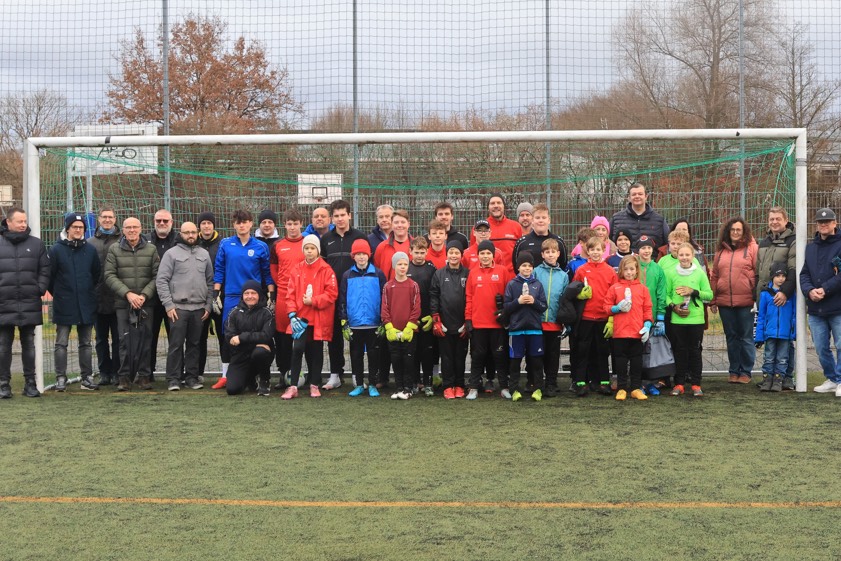 Teilnehmer der aktuellen Torwart-Training-Sequenz mit Trainern und Eltern. Foto: Ralph Steffen