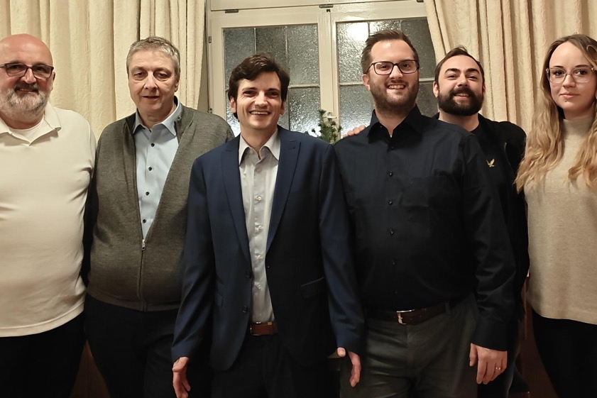 Sie treten auf den vordersten Plätzen der FDP-Stadtrats-Liste an; von links: Thomas Pfeil (Platz 6), Franz Niedermayr (Platz 3), Bürgermeister-Kandidat Johannes Gold (Platz 1), Landrats-Kandidat Robert Scharbach (Platz 2), Vittorino Monti (Platz 4), Franziska Scharbach (Platz 5). Foto: oh