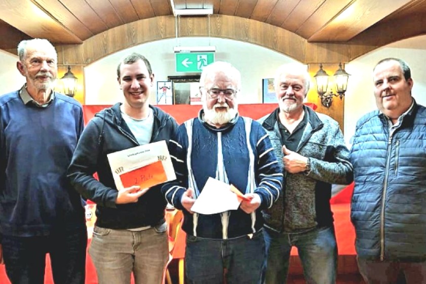 Von links: Spielleiter und Gemeinderat Konrad Mayer, der Zweitplatzierte Dominik Neumeier, Turnier-Sieger Hans Jais, der Drittplatzierte Rudi Schirmer sowie Christoph Thanner, der Vorsitzende der SPD von Reichertshausen. Fotos: SPD Reichertshausen