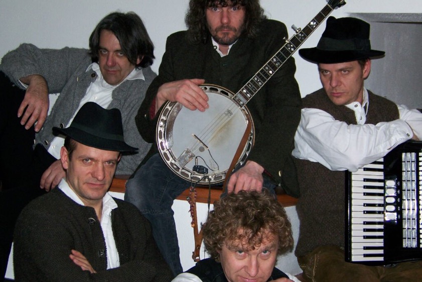 Die regionale Kultband "Bartls Most" um Frontmann Moddy Motzke (oben, Mitte) ist am Freitagabend nach längerer Zeit mal wieder zu Gast auf der "Intakt"-Musikbühne. Foto: Bartls Most