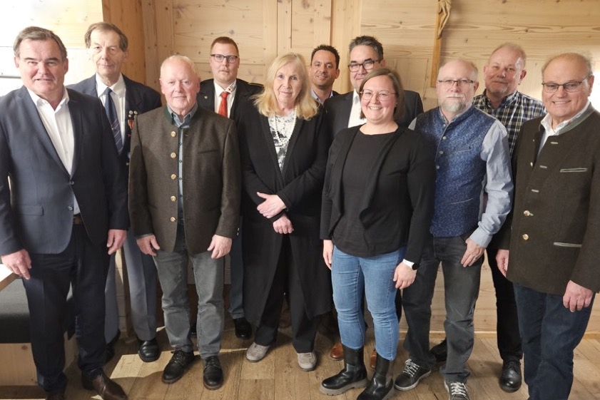 Landrat Albert Gürtner (von links), Johann Bauer, Ewald Maier, Christian Hammerschmid, Helga Engelhard, BRK-Kreisgeschäftsführer Michael Fochler, Peter Streit, Monika Schmidmeir, Mario Klein, Ernst Gunther und BRK-Kreisvorsitzender Stefan Maier. Foto: Spratter