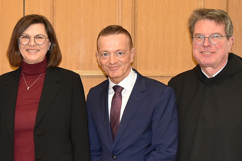 Landtags-Präsidentin Ilse Aigner, Pater Lukas Wirth vom Kloster in Scheyern (rechts) und der hiesigen Landtags-Abgeordnete Karl Straub, der auch Integrations-Beauftragter der bayerischen Staatsregierung ist. Fotos: Abgeordneten-Büro Karl Straub