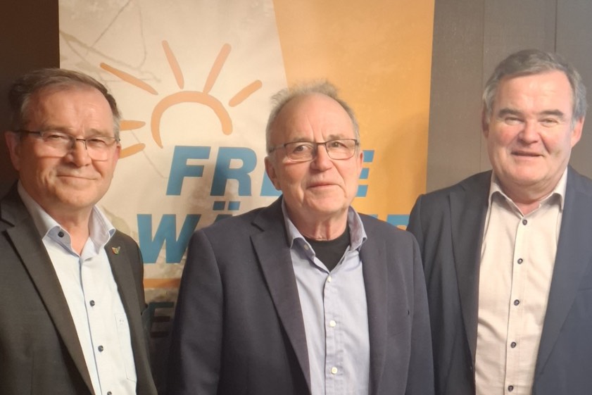 Bürgermeister-Kandidat Karl Huber (von links), der örtliche FW-Chef Otto Breu und Landrat Albert Gürtner.