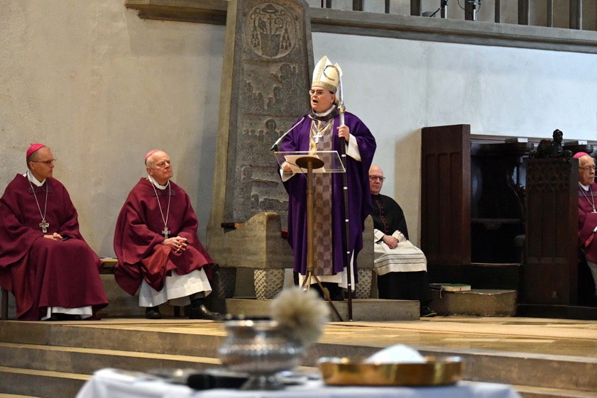 Bischof Bertram Meier bei seiner Predigt am Aschermittwoch. Foto: Nicolas Schnall, pba