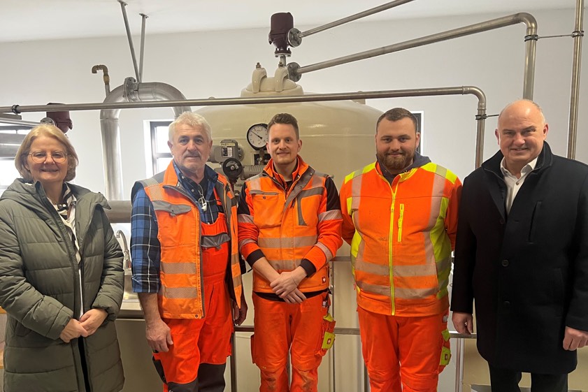 Von links: Rathaus-Mitarbeiterin Anita Sterz, der scheidende Wasserwart Jürgen Felber, der neue Wassermeister Andreas Thomsen, Vize-Wasserwart Maximilian Thurner und Bürgermeister Manfred Sterz. Fotos: Gemeinde Scheyern