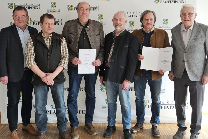 Landrat Albert Gürtner (von links), Nikolaus Hagl, Martin Braun, Walter Häring, Thomas Wenger und Altlandrat Rudi Engelhard. Foto: Wohlsperger