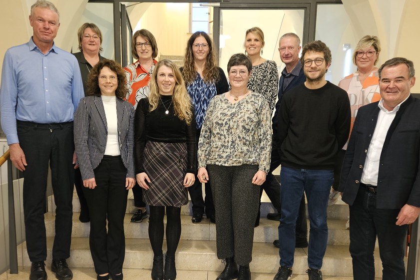 Die bei der Feier anwesenden Geehrten mit Landrat Albert Gürtner (rechts). Foto: Wohlsperger