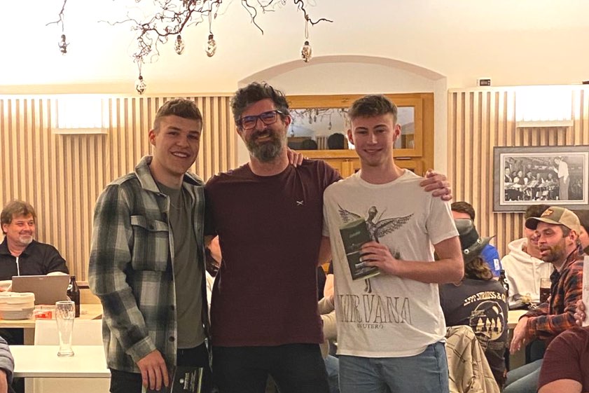 Andreas Mahl (Mitte) mit Johannes Schaipp und Markus Demmelmair, die sich über einen 50-Euro-Tankgutschein freuen durften.