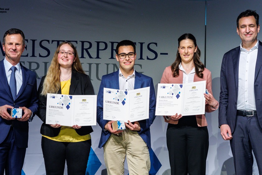 Manfred Gößl (von links), Hauptgeschäftsführer der IHK für München und Oberbayern, mit Daniela Kastner, Stefan Haas und Margot Rieder sowie Staatsminister Georg Eisenreich. Foto: Matthias Balk, IHK für München und Oberbayern