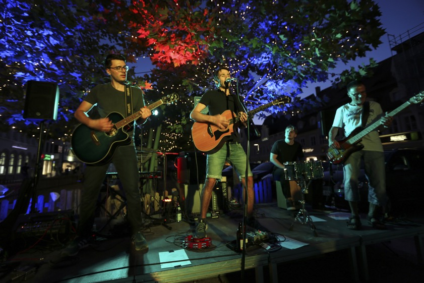 Das Bild zeigt die Gruppe "Basement27" bei einem Auftritt auf der offenen Bühne am Innenstadt-Strand in Pfaffenhofen. Hier ist das Ensemble heuer am 27. Juni im Rahmen der "Langen Nächte der Kunst und Musik" zu hören. Fotos: Florian Schaipp, Helmut Schranner