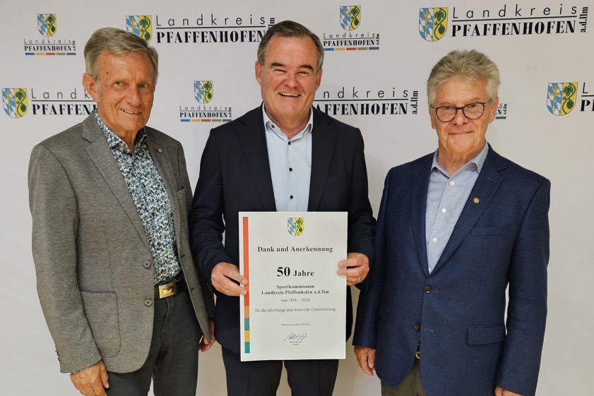 Richard Schnell (von links), Landrat Albert Gürtner und Florian Weiß. Foto: Tanja Spratter