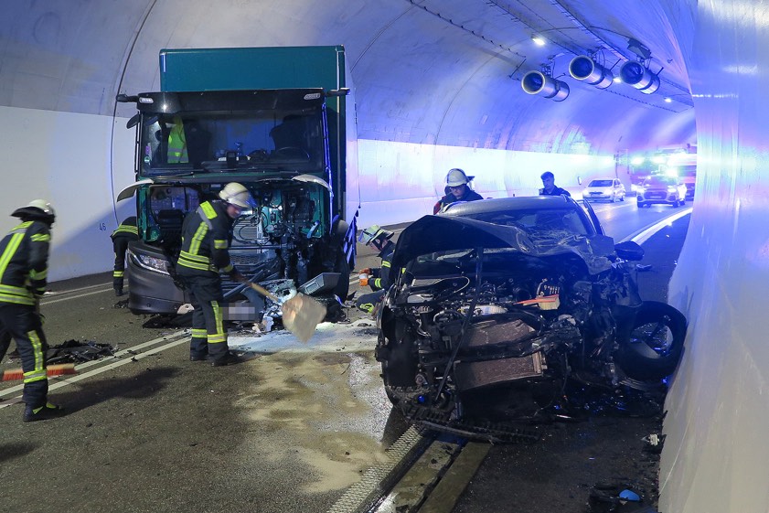 Die Fahrbahn im Tunnel war durch die beiden Wracks vollständig blockiert. Einsatzkräfte der Feuerwehr reinigten die Straße von Trümmern. Foto: Feuerwehr Freising