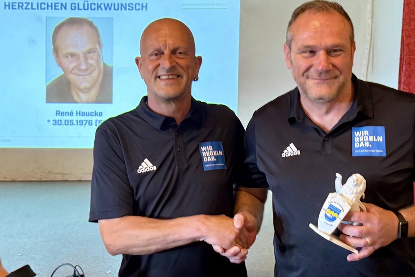 Der weithin bekannte Fußball-Schiedsrichter René Haucke (rechts) feierte kürzlich im Kreise von Familie, Freunden und Referee-Kameraden seinen 50. Geburtstag. Aus den Händen von Michael Seidl, dem Obmann der hiesigen Schiri-Gruppe, erhielt er nun nachträglich noch ein Präsent. Foto: oh