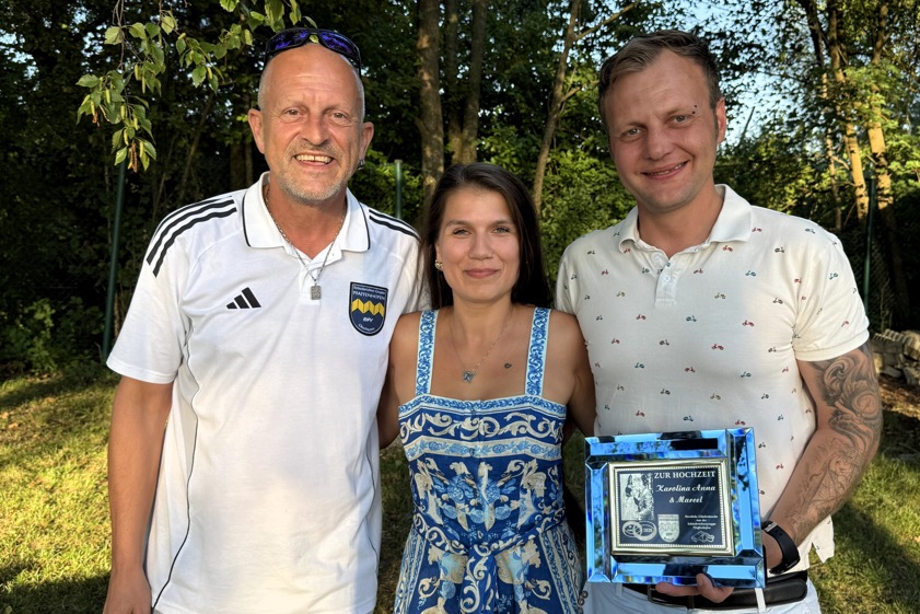 Michael Seidl (links) gratulierte Karolina Anna Gruschka und Marcel Poppe zur Hochzeit. Foto: oh