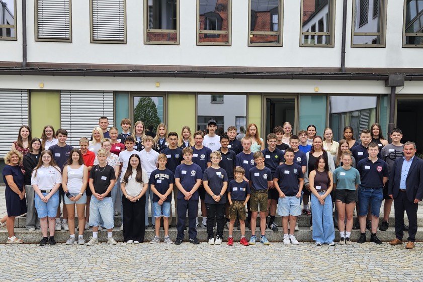 Die bei der Abschluss-Feier anwesenden Schülerinnen und Schüler mit Landrat Albert Gürtner (rechts) und Projekt-Koordinatorin Uschi Schlosser (links). Foto: Rottler