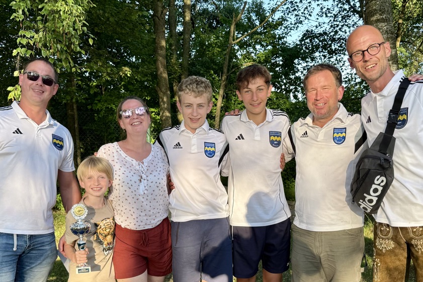 "Die Hoffnungslosen" als strahlende Sieger: Organisator Danny Docter (von links) überreichte den Sieger-Pokal der Schiedsrichter-Olympiade an Sebastian Leisch, Nancy Krause, Jakob Eisenschenk, Sebastian Heinrich, Andreas Leisch und Andreas Rauh. Foto: oh
