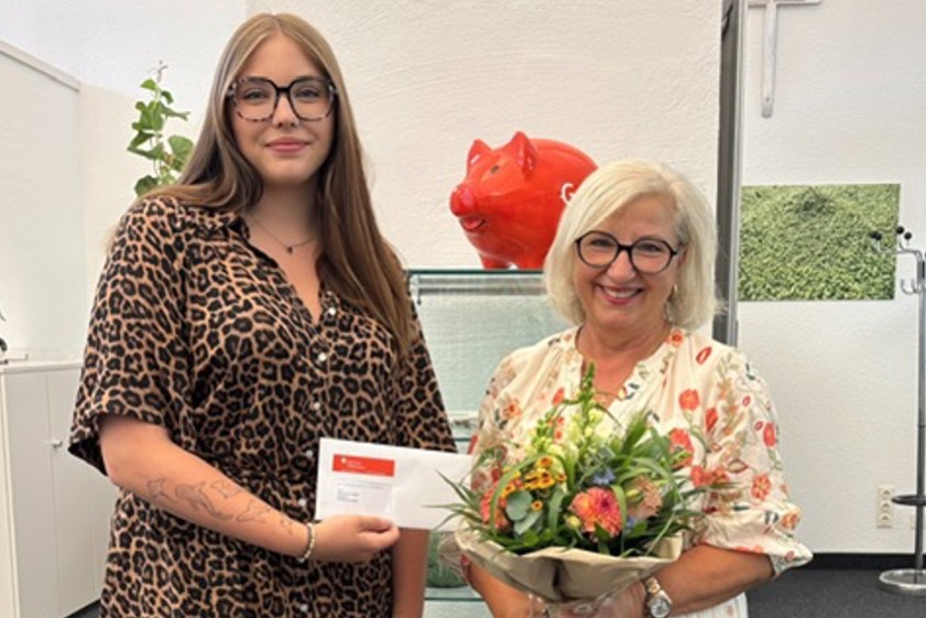 Strahlende Gewinnerin: Rosemarie Pfeiffer (rechts) und Sparkassen-Beraterin Lena Gut. Foto: oh