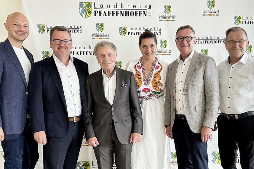 Der neu gewählte Vorstand des Wirtschafts-Beirats des Landkreises Pfaffenhofen mit Vize-Landrat Karl Huber (rechts) und dem Ehrenvorsitzenden des Gremiums, Bernd Huber (Dritter von links): Sebastian Amanda (links), Fabian Stahl (Zweiter von links), Anita Scheller und der wieder gewählte Vorsitzende Franz Böhm. Foto: Streb