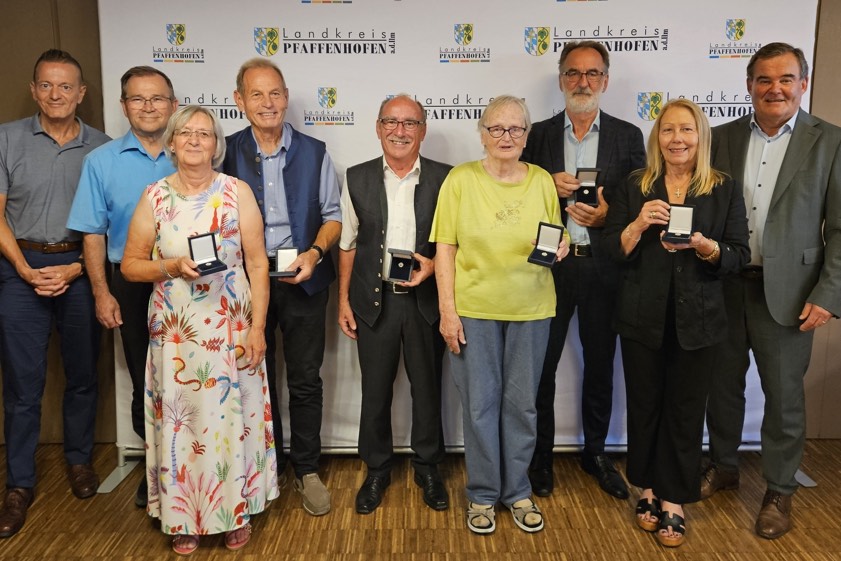 Der Landtags-Abgeordnete Karl Straub (von links), der Ernsgadener Bürgermeister Karl Huber, Gerda Huber, Günter Reith, Simon Fottner, Heidemarie Stüber, Adolf Lohwasser, Verena Kiss-Lohwasser und Landrat Albert Gürtner. Fotos: Tanja Spratter