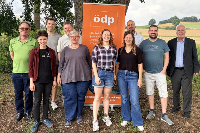 Die Mitglieder des hiesigen ÖDP-Kreisvorstands: Ulrich Dierl (von links), Veronika Gmelch, Andreas Fröhlingsdorf, Gustav Neumair, Judith Neumair, Salome Lönner, Melanie Bayerlein, Manuel Bayerlein, Richard Fischer und Reinhard Haiplik. Foto: ÖDP-Kreisverband Pfaffenhofen