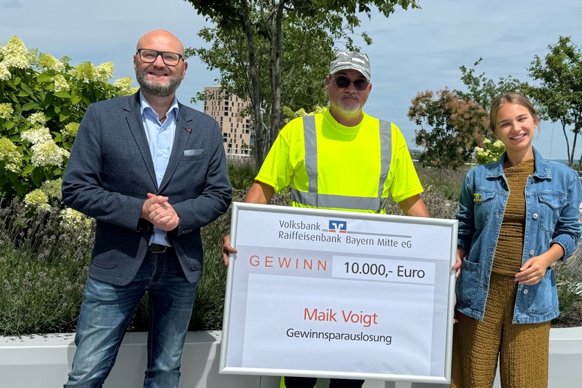 Gewinner Maik Voigt (Mitte) mit Thomas Raab und Aileen Asif von der Volksbank-Raiffeisenbank Bayern-Mitte. Foto: Ingrid Özmen