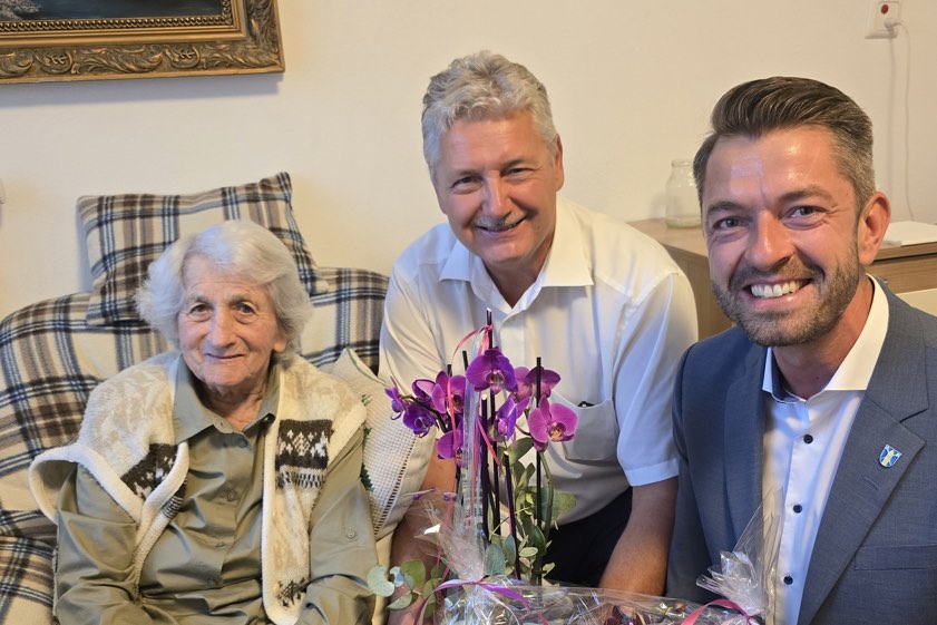 Vize-Bürgermeister Peter Heinzlmair und Landrats-Stellvertreter Georg Ott (rechts) zu Besuch bei der Jubilarin. Foto: Stadt Pfaffenhofen