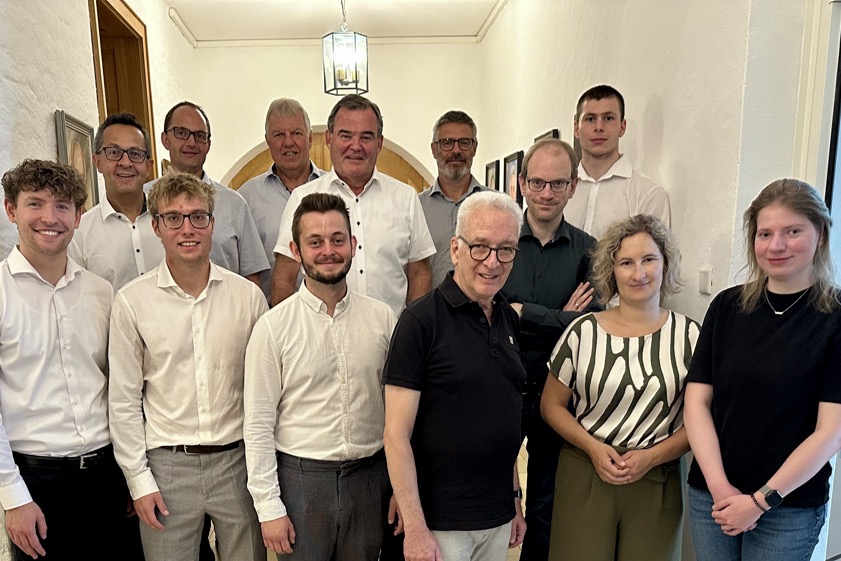 Nach der Präsentation von "Solidar-Hub" am Landratsamt in Pfaffenhofen an der Ilm: Vertreterinnen und Vertreter der "Arbeits-Gemeinschaft solidarischer Hochwasserschutz", des Projekt-Teams und der Hochschule von München. Von links hinten nach rechts vorne: Bürgermeister Michael Franken, Bürgermeister Andreas Wiesner, Bürgermeister Klaus Angermeier, Landrat Albert Gürtner, Bürgermeister Jürgen Haindl, Professor Johannes Ebke, Efstathios Tsimenidis, Frowin Rominger, Lorenz Heusler, Louis Beer, Hans-Jürgen Haak, Abgeordnete Marina Jakob und Darleen Scharfenberger. Foto: Assenbrunner