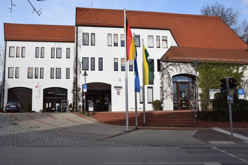 Statt ein neues Verwaltungs-Zentrum zu bauen, möchte das "Bündnis Fortschritt Schweitenkirchen" lieber das bestehende Rathaus (Foto) sanieren. Archivfotos: oh