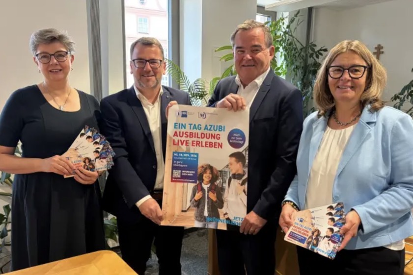 Werben für den Aktionstag; von links: Jutta Schoofs (Kommunal-Unternehmen für Struktur-Entwicklung im Kreis Pfaffenhofen), Fabian Stahl (Vorsitzender des IHK-Regional-Ausschuss für den Kreis Pfaffenhofen), der Pfaffenhofener Landrat Albert Gürtner und Catherine Schrenk (Leiterin der IHK-Geschäftsstelle in Ingolstadt). Foto: IHK
