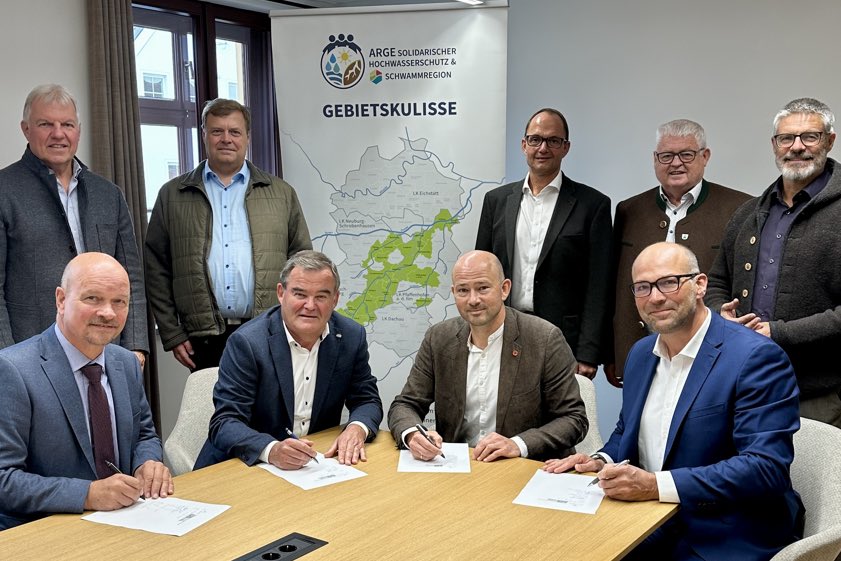 Der Arge-Vorsitzende und Pfaffenhofener Landrat Albert Gürtner (sitzend, Zweiter von links), die Geschäftsführer der drei Firmen – Lutz Keller (von rechts), Felix Grimmeisen und Rudolf Düster – sowie die Bürgermeister Klaus Angermeier (stehend, von links), Michael Lederer, Andreas Wiesner, Alfred Lengler und Jürgen Haindl aus dem Arge-Vorstand. Foto: Thomas Assenbrunner