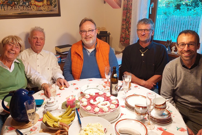 Friedrich Wentz (Zweiter von links) mit seiner Lebensgefährtin und dem evangelischen Pfarrer George Spanos sowie seinem Sohn und Bürgermeister Johannes Baumeister. Foto: Rosi Neumayr