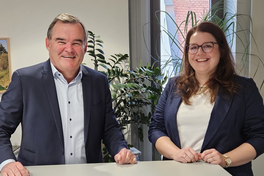 Angela Eichenseer und Landrat Albert Gürtner. Foto: Rottler