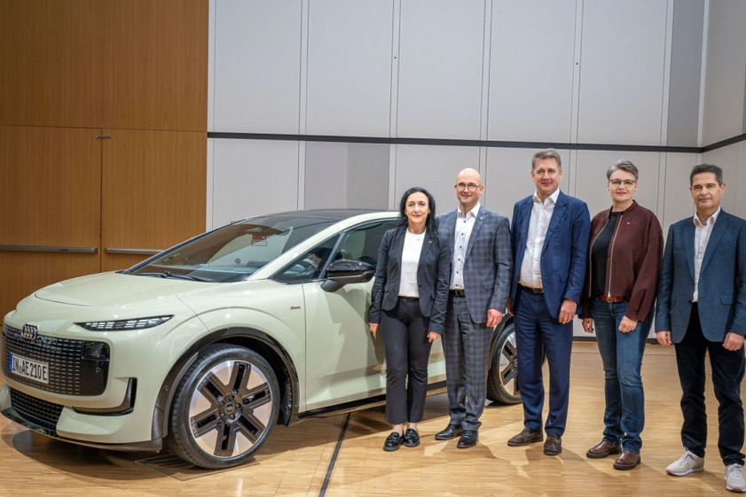 Bei der heutigen Audi-Betriebs-Versammlung in Ingolstadt; von links: Rita Beck (stellvertretende Betriebsrats-Vorsitzende), Jörg Schlagbauer (Betriebsrats-Vorsitzender), Gernot Döllner (Audi-Vorstands-Chef), Karola Frank (stellvertretende Betriebsrats-Vorsitzende) und Xavier Ros (Audi-Vorstands-Mitglied). Foto: Audi-AG