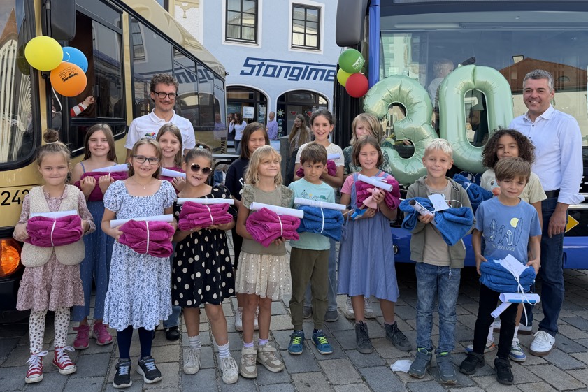 Bürgermeister Thomas Herker und Stadtbus-Pfaffenhofen-GmbH-Geschäftsführer Alexander Schneider gratulierten den Gewinnerinnen und Gewinnern des Malwettbewerbs.