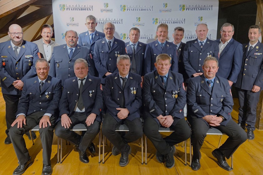 Die für 40 Jahre im aktiven Dienst geehrten Feuerwehrleute mit Landrat Albert Gürtner (hinten, Zweiter von rechts), dem Landtags-Abgeordneten Karl Straub (hinten, Zweiter von links), Kreisbrandrat Christian Nitschke (stehend, links) und Kreisbrandinspektor Roland Müller (stehend, rechts). Fotos: Wohlsperger