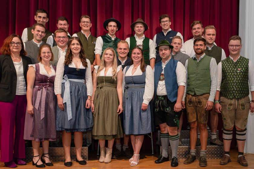 Die jungen Leute, die an der Landwirtschafts-Schule in Pfaffenhofen ihren Landwirtschafts-Meister gemacht haben und bei der Veranstaltung anwesend waren, mit Petra Praum (links), der Leiterin des Amts für Ernährung, Landwirtschaft und Forsten (AELF) Ingolstadt-Pfaffenhofen. Fotos: Regierung von Oberbayern, Ramona Meisl