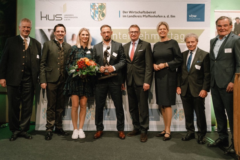 Von links: Andreas L. Huber (VBW), Joahnnes Hofner (KUS), Beate und Guido Kempf, Franz Böhm (Wirtschafts-Beiratdes Landkreises Pfaffenhofen), Elke Christian (IHK), Bernd Huber (Ehrenvorsitzender des Wirtschafts-Beirats des Landkreises Pfaffenhofen) und Landrat Albert Gürtner. Fotos: annisart
