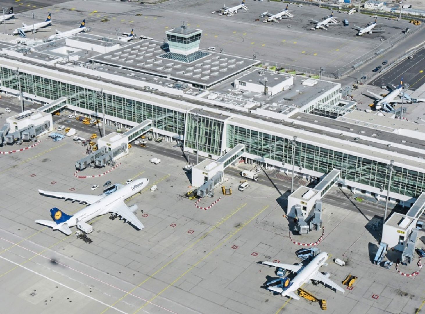Аэропорт мюнхена прилет. Аэропорт Монако. Аэропорт Мюнхена. Аэропорт Мюнхен самолеты. Аэропорт Монако фото.